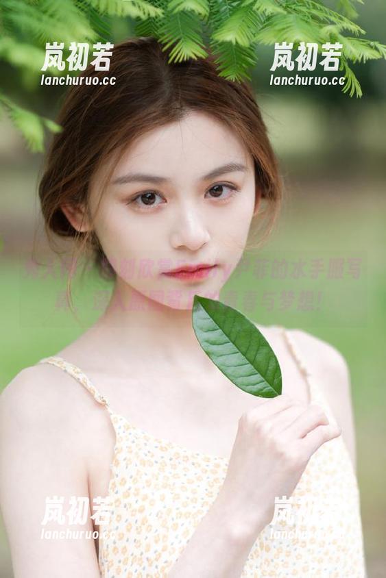 秀人网 - 即刻欣赏Emily尹菲的水手服写真，深入原图背后的青春与梦想！