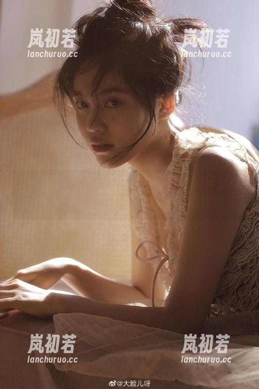 秀人网 - 独特的Manuela玛鲁娜修女图包资源，感受她不一样的艺术氛围