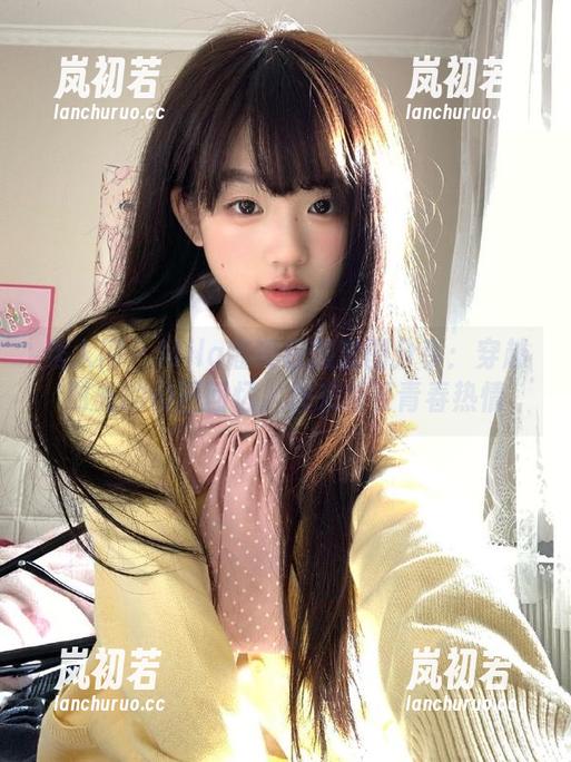 秀人网 - Mila嘟嘟校服套图分享：穿越时光的校园回忆，快来感受青春热情