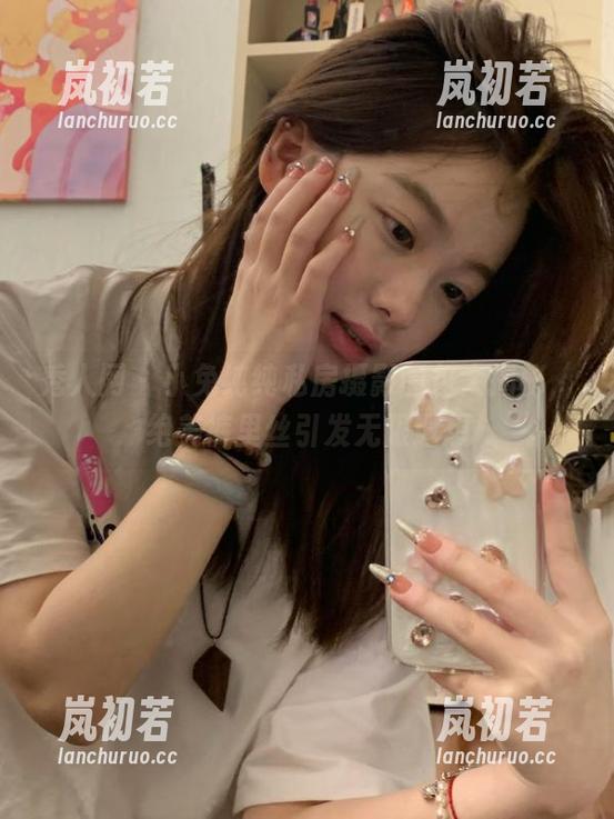 秀人网 - 小兔纯纯私房摄影图包大揭秘，绝美裤里丝引发无限遐想