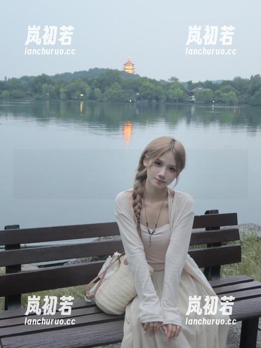 秀人网-小逗逗 秀人网 - 原图分享小逗逗比基尼写真集,快来感受她的独特魅力与风格!