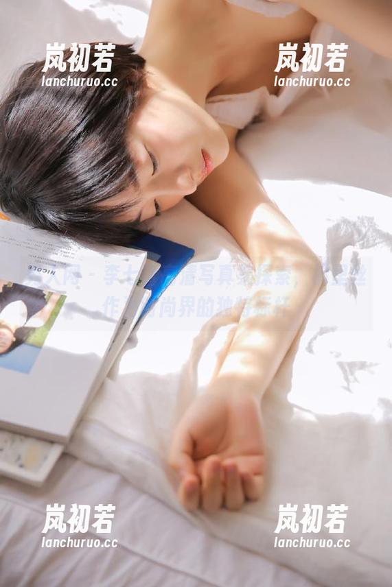 秀人网-李七喜 秀人网 - 李七喜高清写真集探索,裤里丝作为时尚界的独特标杆