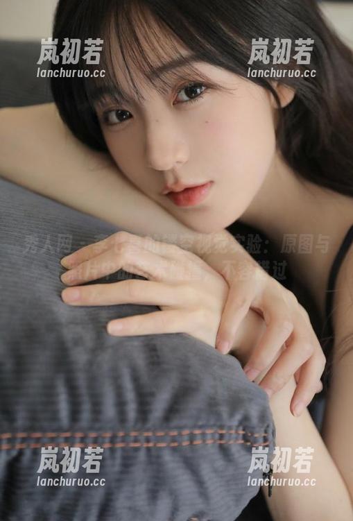 秀人网-李七喜 秀人网 - 李七喜的镂空视觉实验:原图与照片中的艺术碰撞,不容错过
