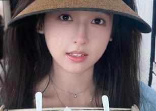 秀人网 – 睡衣魅力无限，林珊珊全新图包上线，下载体验她独特风格的完美写真！