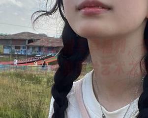秀人网 – 梦心月短裙写真福利，带你领略不一样的优雅图片艺术之旅