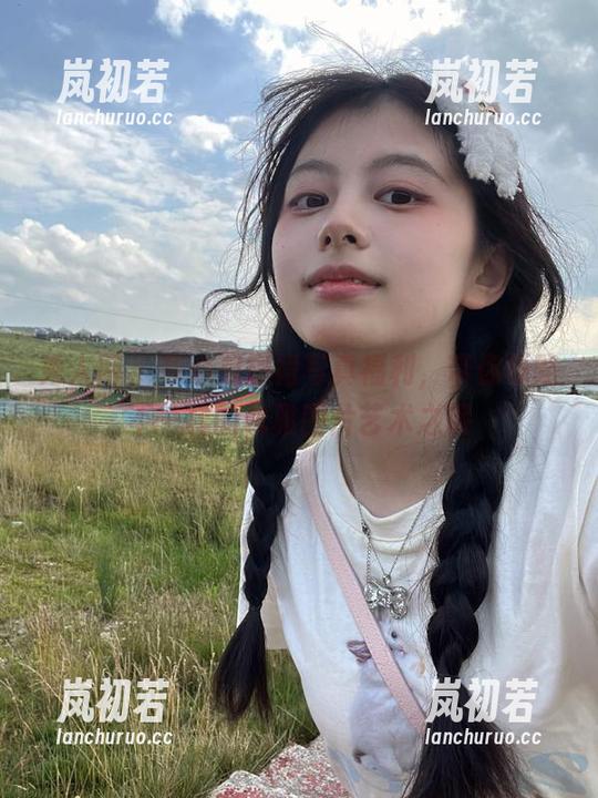 秀人网 - 梦心月短裙写真福利，带你领略不一样的优雅图片艺术之旅
