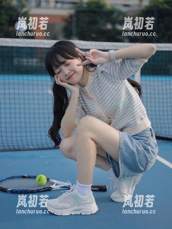 秀人网 - 精致高清江七七礼服套图，演绎高贵典雅的视觉盛宴