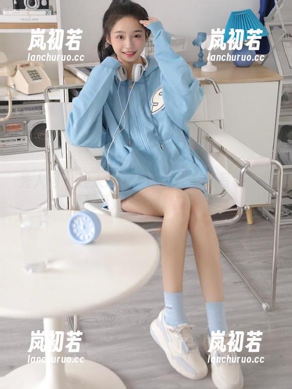 秀人网 - 让人心动的波巧酱空姐写真合集，观看她的优雅与气质！