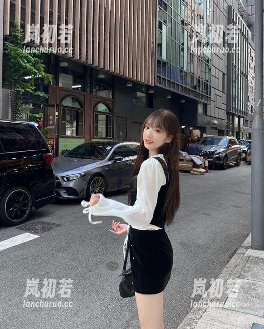 秀人网 - 在瑞瑞ruirui的JK写真合集里，每一张照片都藏着故事，带你领略不一样的青春风景！
