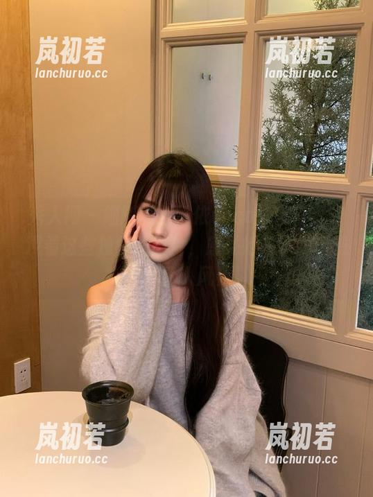 秀人网 - 细腻的赵惟依coco泳装写真，观看这些独特的图片，感受她在不同场景中的迷人风姿。