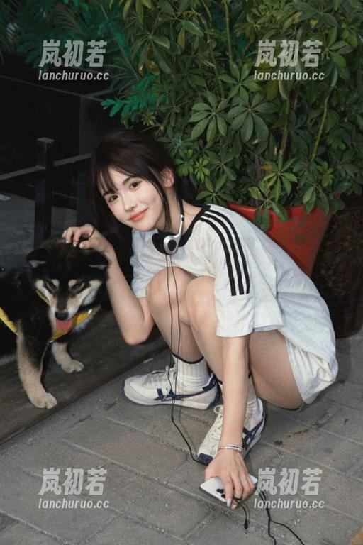 秀人网-露露小喵 秀人网 - 从未见过如此迷人的美脚,露露小喵最新图片带你直击心灵!