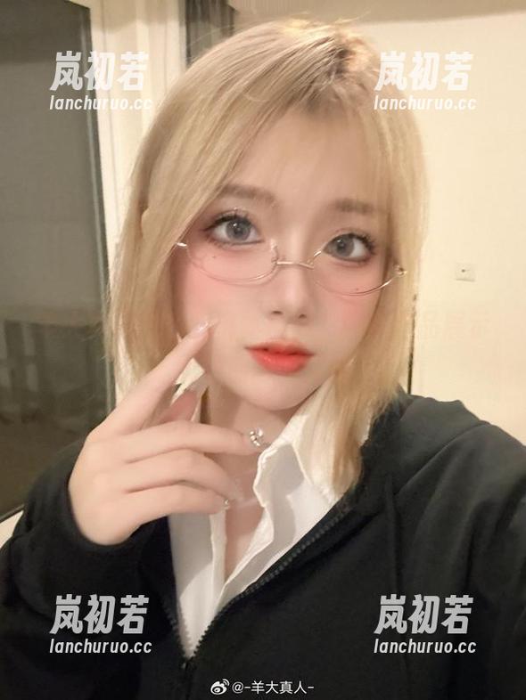 羊大真人 羊大真人白色樱桃体操服,图库作品展示无限创意与灵感