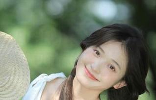 美媛馆 – Evelyn艾莉的礼服写真之旅，精彩图包带你领略风格多样性