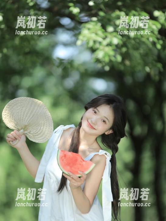 美媛馆 - Evelyn艾莉的礼服写真之旅，精彩图包带你领略风格多样性