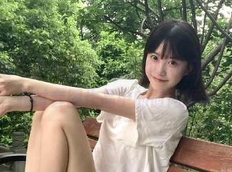 美媛馆 – 于大小姐Ayu的眼镜风情，深入探讨套图作品中的时尚哲学