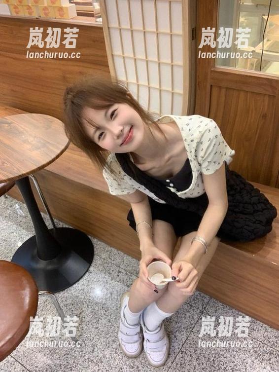 美媛馆-小海臀rena 美媛馆 - 小海臀rena的私拍网袜合集,轻松展现日常性感