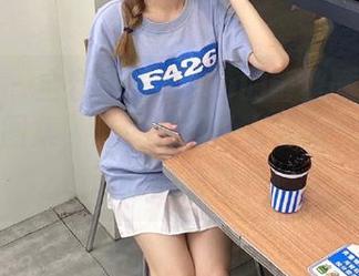 美媛馆 – 全套绮里嘉ula的蕾丝睡衣与筒袜诱惑图集，谁还在意什么艺术，这就是画廊的未来！
