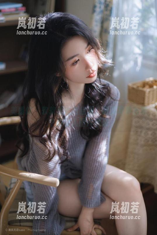 美媛馆 - 软软爱吃肉红裙：甜美写真合集中的动人图片展现