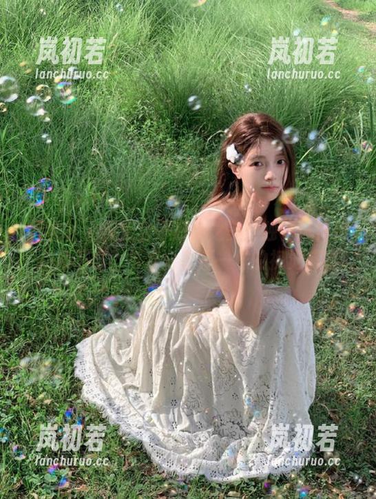 蜜桃社 - 探索杏子短裤之美：独特风格作品集下载，与你分享不一样的视觉盛宴
