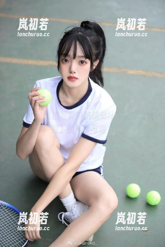 蜜桃社-琉璃lily 蜜桃社 - 私拍写真中的琉璃lily:毛衣映照下的青春与活力