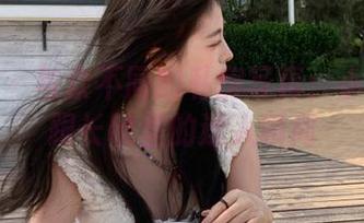 袜啵啵 – 与众不同的私房写真：小淳在高跟长靴里的迷人瞬间