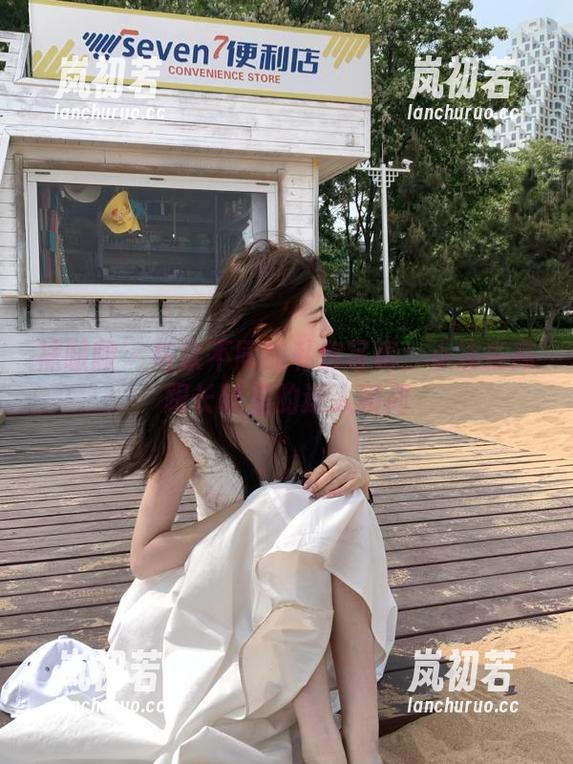 袜啵啵-小淳 袜啵啵 - 与众不同的私房写真:小淳在高跟长靴里的迷人瞬间