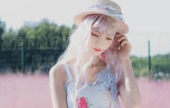 独特视角下的红裙：西呱呀呀呀的作品呈现绝美套图视觉体验