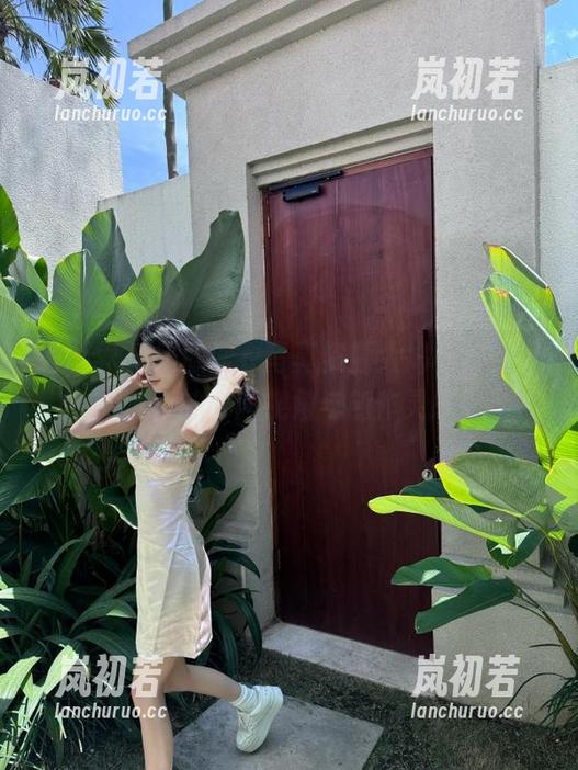 语画界-奶瓶 语画界 - 奶瓶泳衣写真资源大揭秘,体验她独特的时尚视角与创作灵感!