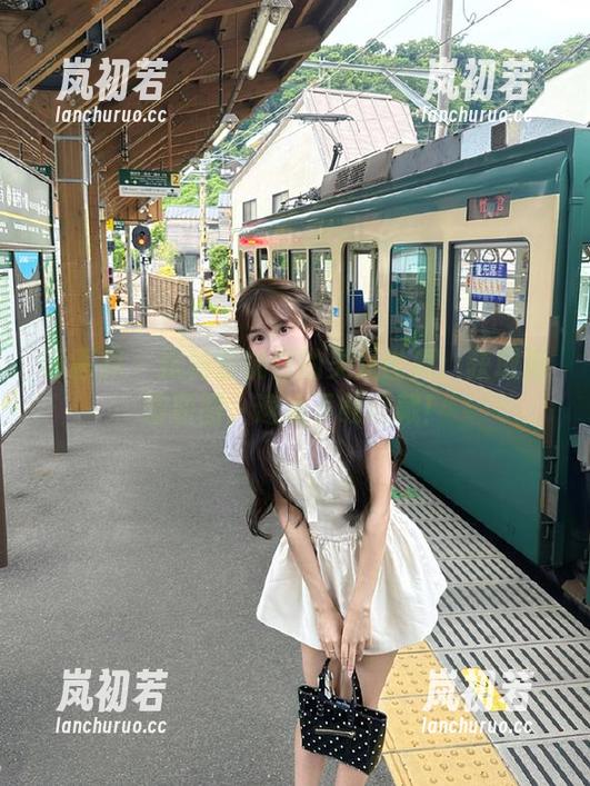 语画界-蜜桃酱 语画界 - 探秘蜜桃酱的美足世界:获取高清原图,速来下载收藏!