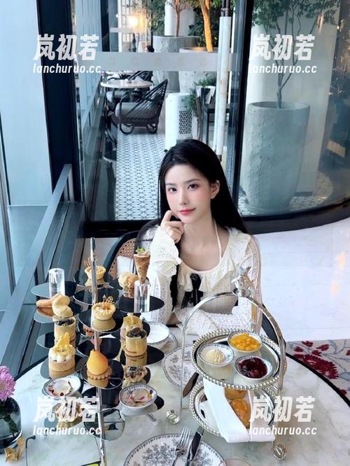 轩子巨2兔 微密圈 - 探寻轩子巨2兔的女仆装写真作品,融化你的心的萌态尽显!