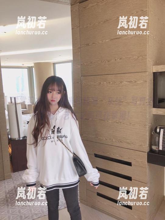 霓裳羽衣，过期米线线喵“灰丝”写真全集下载，艺术之美尽在掌握！
