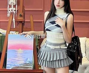 下载原图：过期米线线喵展现黑色皮衣与条纹黑丝的绝美风格