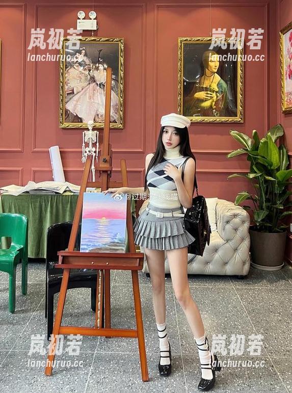 过期米线线喵 下载原图:过期米线线喵展现黑色皮衣与条纹黑丝的绝美风格