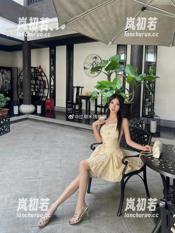 过期米线线喵 过期米线线喵倾情演绎,6点半的月亮下戏出逼真cos图集,让人惊艳!