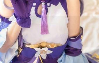 私房写真中的短裤魅力：里见年一展现个性与风采