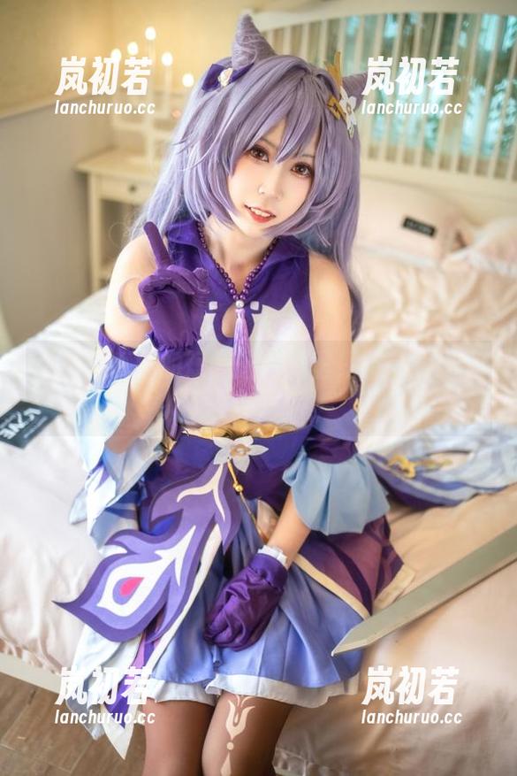 里见年一 私房写真中的短裤魅力:里见年一展现个性与风采