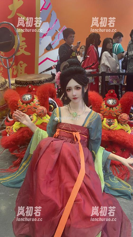 阮邑Fairy 高清图册带你探索阮邑Fairy的大凤礼服,颠覆你对美的定义