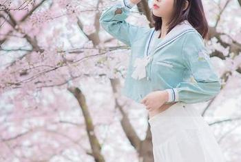 雯粥粥i全新奶牛摄影图册上线，免费获取最精彩的写真体验！