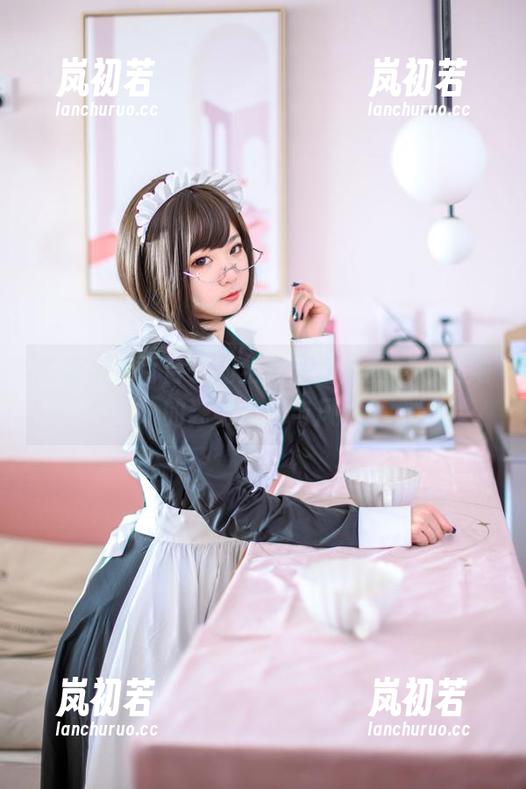 探索青水百合子的全套空姐写真，感受她的独特魅力与风格