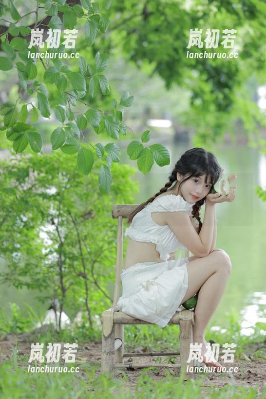 青豆客 - 下载何晨曦的修女写真，感受她的圣洁与优雅，别等啦！