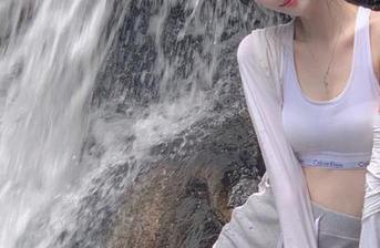 青豆客 – 探索绮里嘉的无圣光泳装魅力，原图诠释她的时尚态度与风格