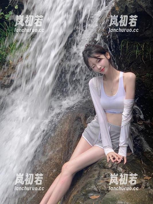 青豆客-绮里嘉 青豆客 - 探索绮里嘉的无圣光泳装魅力,原图诠释她的时尚态度与风格