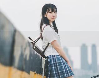 面饼仙儿的校服美图，让每一刻都成为你手机壁纸的经典！