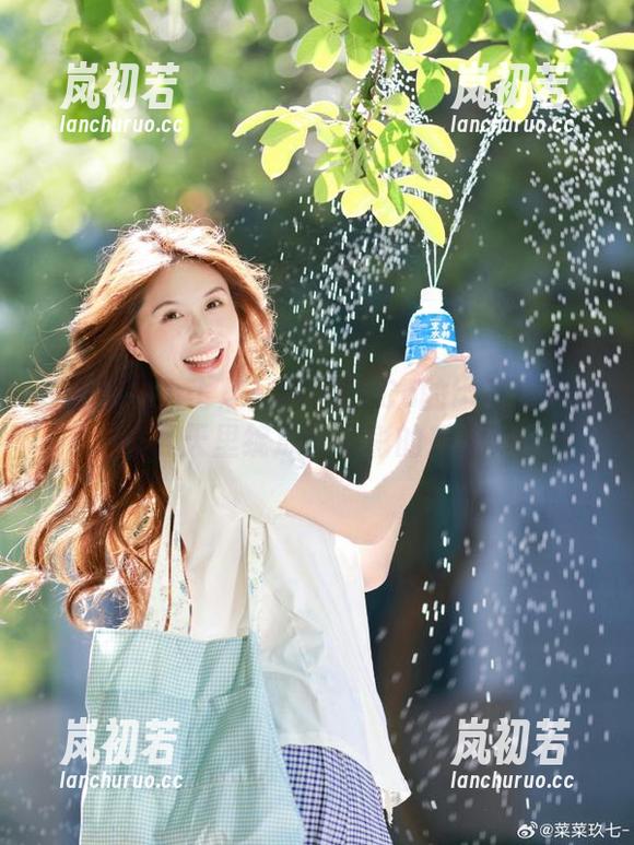 韩国CoCo 让心灵自由飞翔:韩国CoCo的比基尼作品在夏天里绽放出多彩的想象力