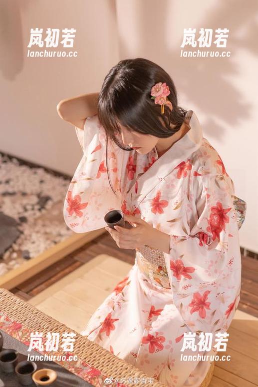 不容错过的香草喵露露全集写真：小露乱撞jk制服完美呈现