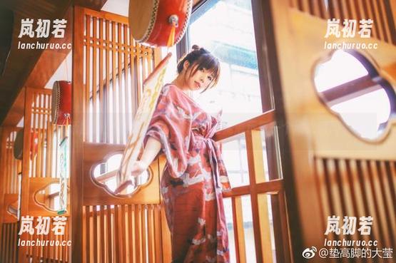 最新图册：鹿野希丝袜演绎，细腻展示每一个动人瞬间